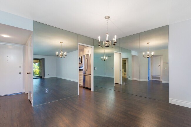 Foto del edificio - Lake and Golf Course View- Remodeled Condo w/ 2 Car Garage!