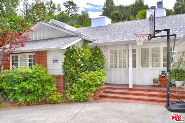 Building Photo - 4031 Hollyline Ave