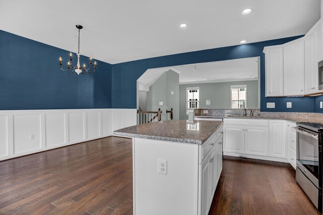Building Photo - Stunning Townhome with Water Views!