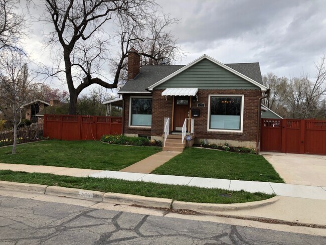 Casa en Crandall - 979 E Crandall Ave