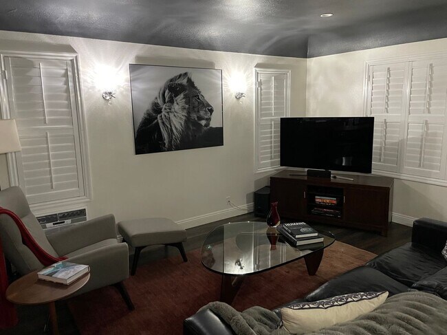 Foto del edificio - 702 N McCadden Pl