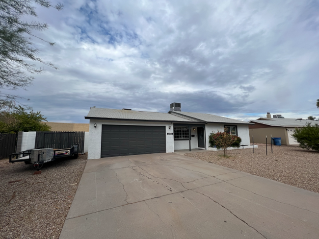 Building Photo - 2130 E Greenway Dr