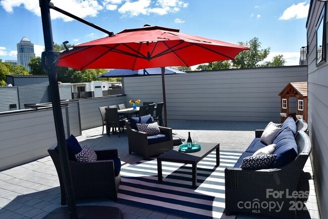 Building Photo - 916 Westbrook Dr