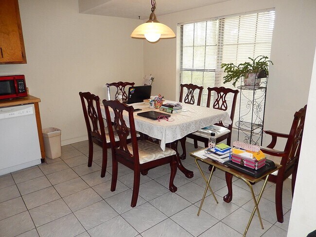 Foto del edificio - 5800 Doonesbury Ct