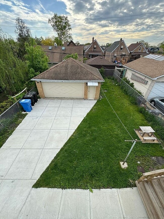 Building Photo - 3030 N Oleander Ave