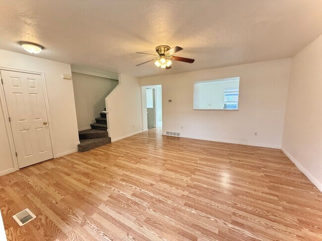 Foto del edificio - 4 Bedroom Clearfield Town Home Available i...