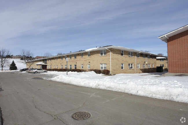 Primary Photo - Lindenwood Court Apartments