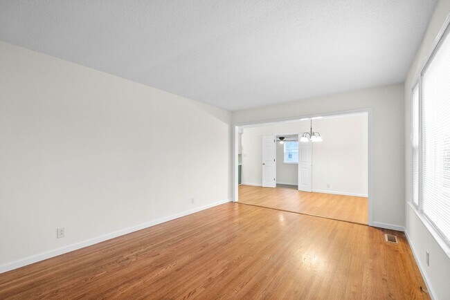 Building Photo - 3 Bedroom 2 Bath Home For Rent in St B Area!