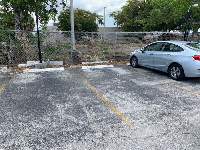 Foto del edificio - 1335 W 68th St