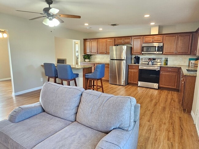 Building Photo - Annual Unfurnished 2 Bedroom 2 Bathroom Single Family Home in South Venice!