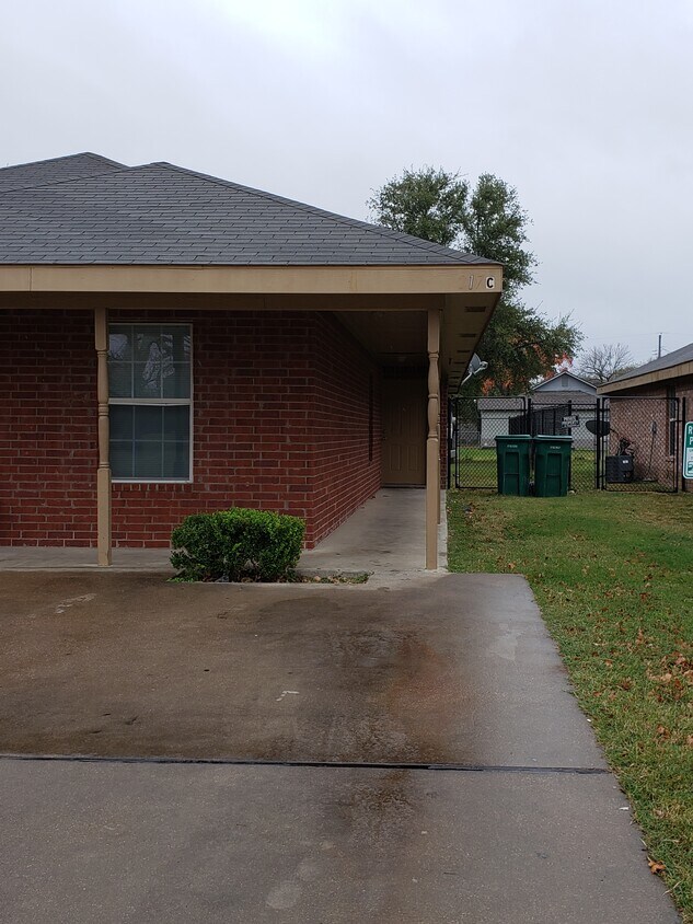 Primary Photo - 217 E Craven Ave