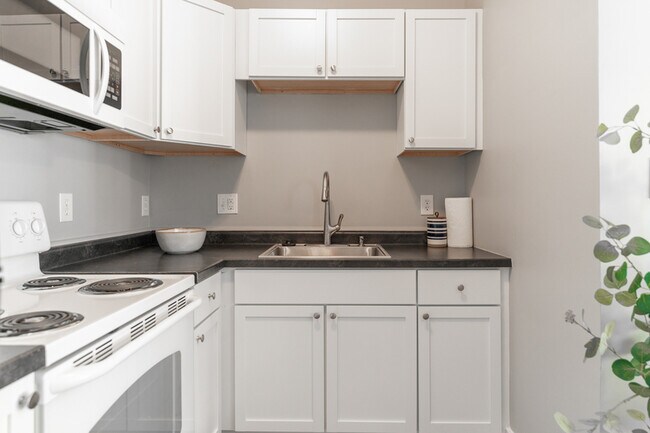 Building Photo - 2831 N Kenwood Ave