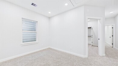 Building Photo - 5032 Creekmont Dr