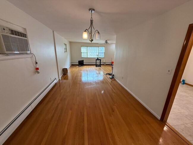 Foto del edificio - Beautiful Newton home with parking included available for rent NOW!