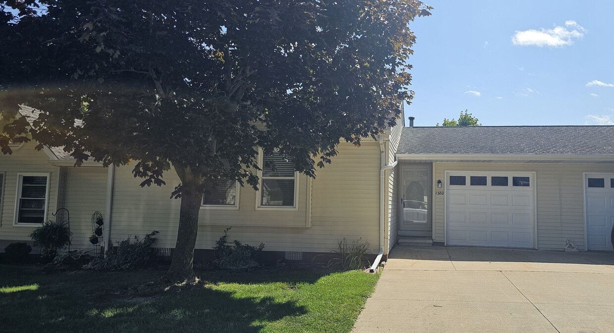 RANCH STYLE 2 BEDROOM CONDO FOR LEASE - RANCH STYLE 2 BEDROOM CONDO FOR LEASE
