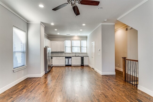 Foto del edificio - 4323 Dickason Ave