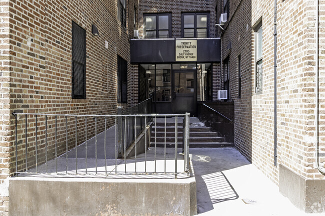Entrada - Trinity Apartments