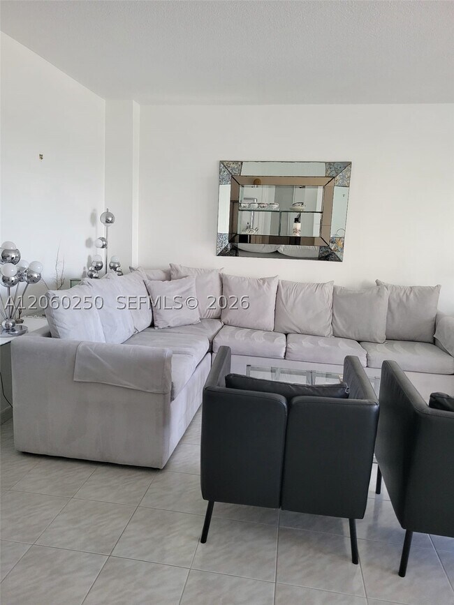 Foto del edificio - 220 Kings Point Dr