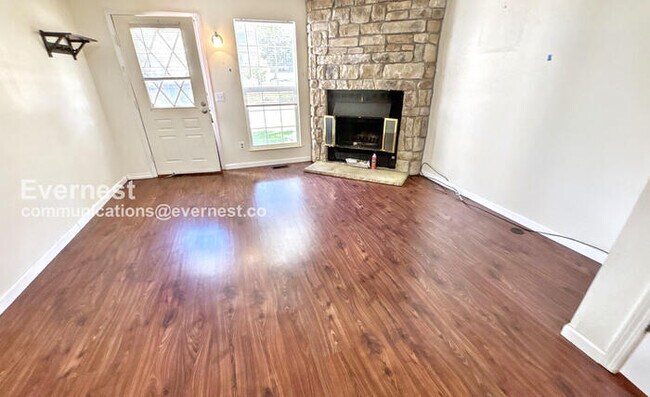 Building Photo - 2 Bed/1 Bath Townhome with Off-Street Parking / Available Now!