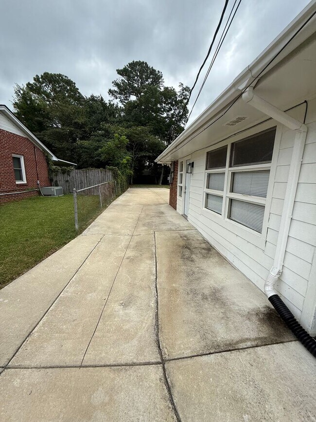 Foto del edificio - ** 3 bed 2 bath located off perry hill ** ...