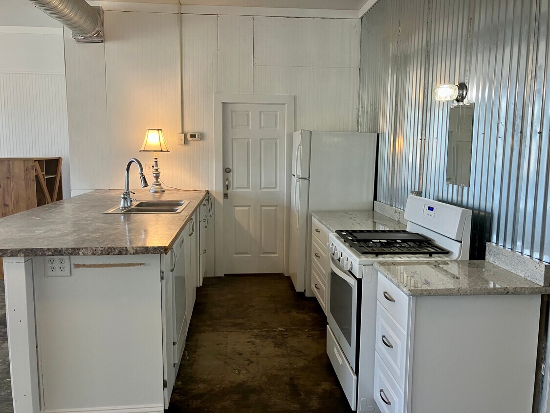 Kitchen with large granite counter space - 414 S Ridge St
