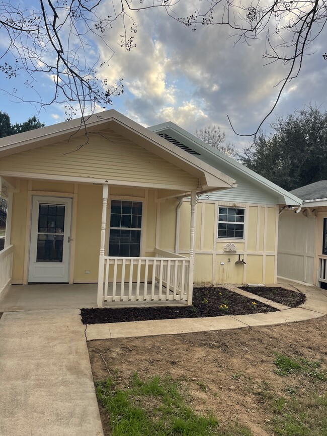 Building Photo - 594 FM 21