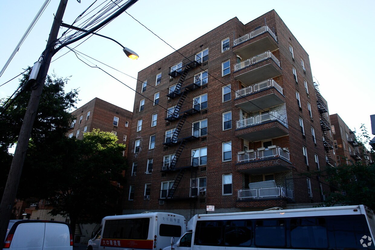 Primary Photo - 132-35 Sanford Avenue