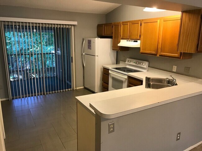 Foto del edificio - Convenient 2/2 Orlando Condo – Water & Garbage Included!