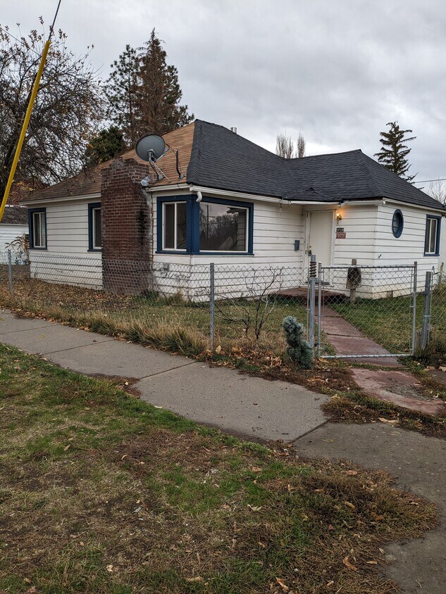 FRONT YARD - 2302 Garden Ave