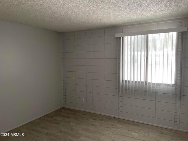 Building Photo - 5439 W Glenrosa Ave