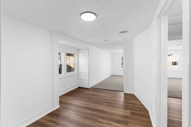 Building Photo - 3042 Greenwood Ave