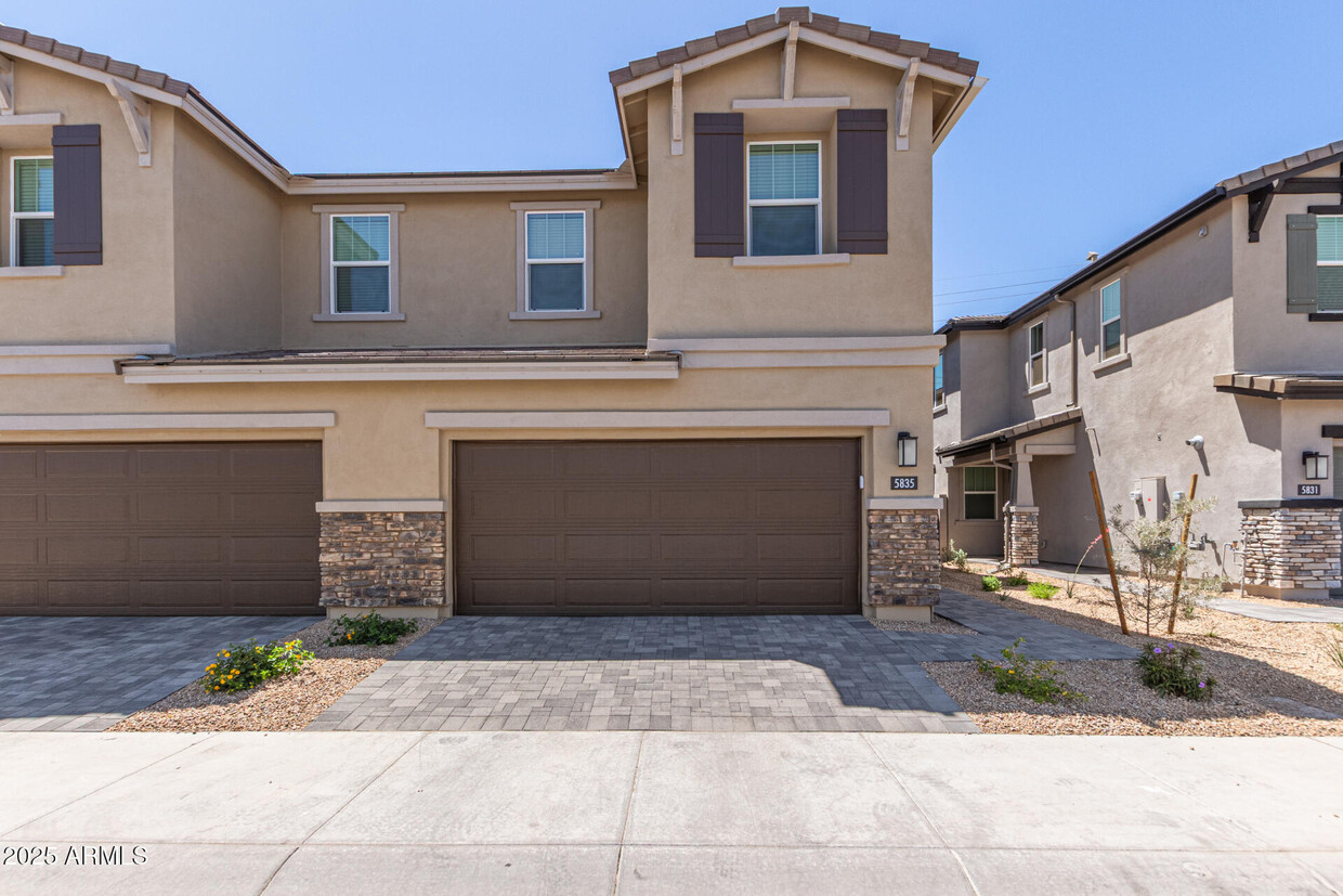 Foto principal - 5835 E Rose Garden Ln