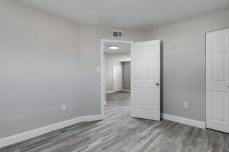 Interior Photo - 1901-1915 Whitcomb