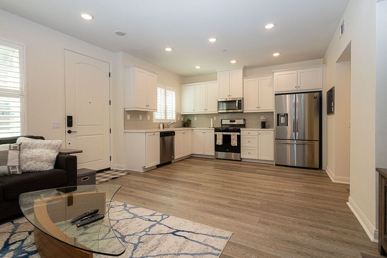 Foto principal - Bright and Airy Split-Level Townhouse in W...