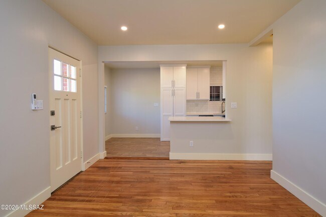 Foto del edificio - 130 N Cherry Ave