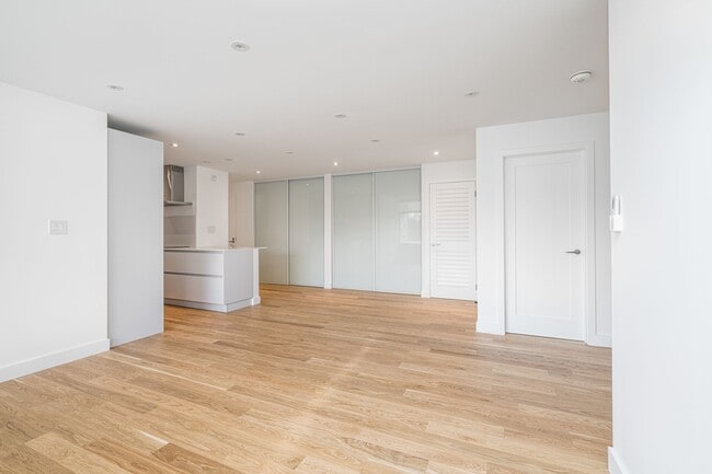 Photo du bâtiment - 240 Oriole Pkwy