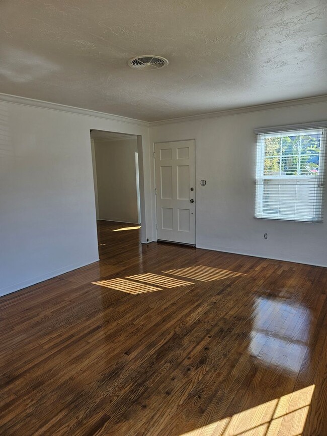 Building Photo - Charming 3/2 In Point Loma