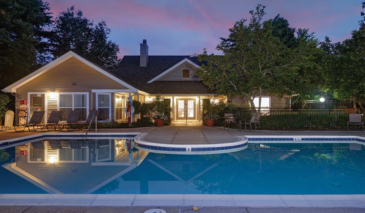 Con vistas a la piscina y a la casa club por la noche. - Windsor Park
