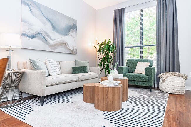 Amplia sala de estar con pisos estilo madera. - Pine Street Flats