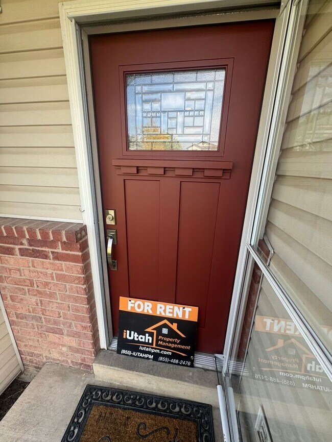 Building Photo - 4 bed 2 bath 2 car garage. Dog Friendly