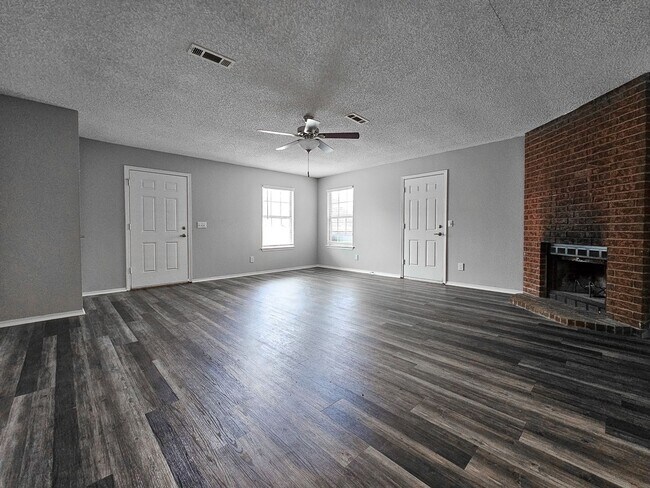 Building Photo - Updated 3-bedroom 2 bath Duplex in Fayette...