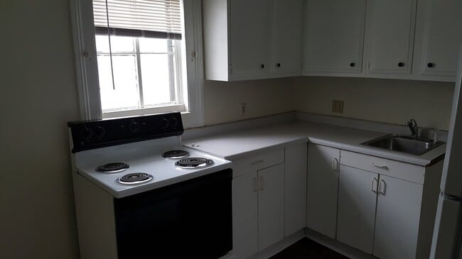 Building Photo - 506 N Sycamore St