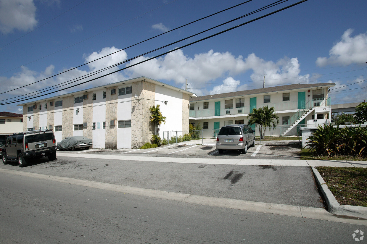 Building Photo - Carriage House Apartments