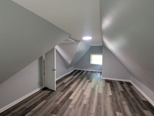 Building Photo - Beautifully renovated 3 bedroom/1 bath house!