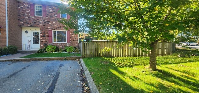 Building Photo - Bright and Beautiful End Unit Townhome