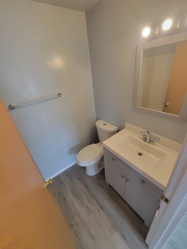 Building Photo - Edgewood 1bdr 1 bath Apt