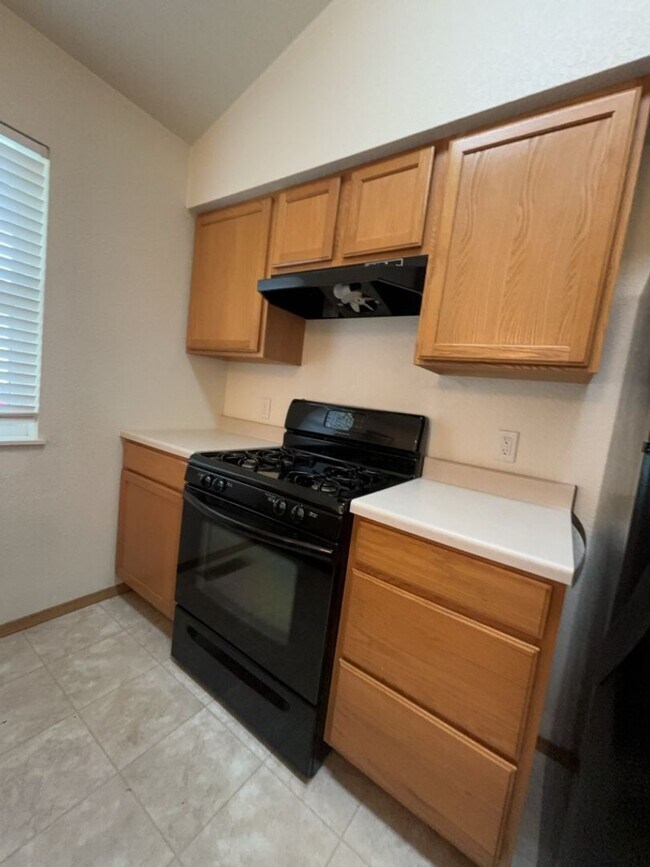 Building Photo - Centrally Located - 3 Bed - 2 Bath - Fenced Yard