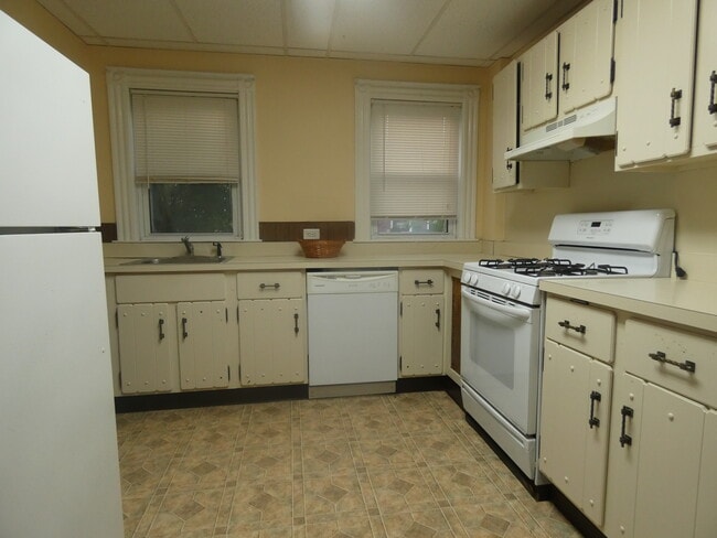 Building Photo - 155 Woodside Ave