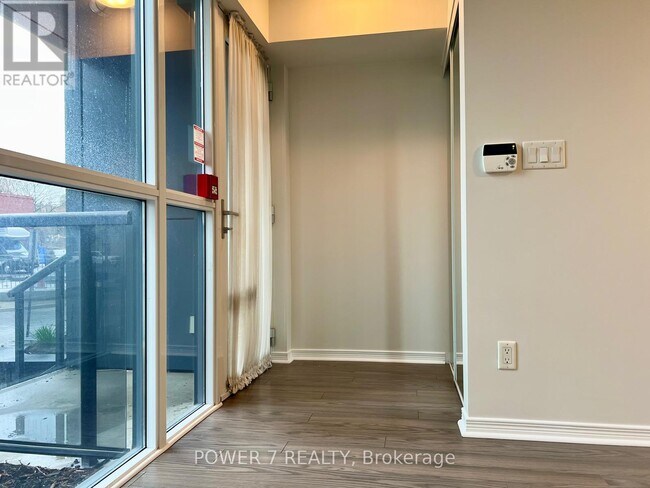 Photo du bâtiment - 352-352 Front St W