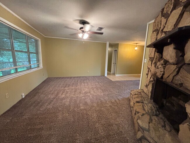 Foto del edificio - Corner lot in Southern Hills... Lawn included with rent.